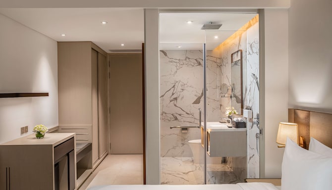 Radisson Hotel Danang - Executive Room bathroom