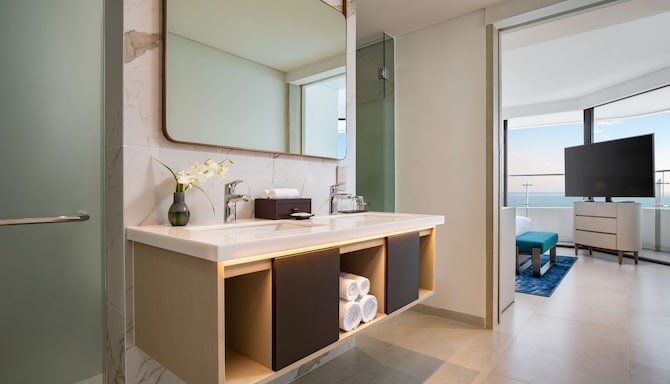 Radisson Hotel Danang - Family Room bathroom