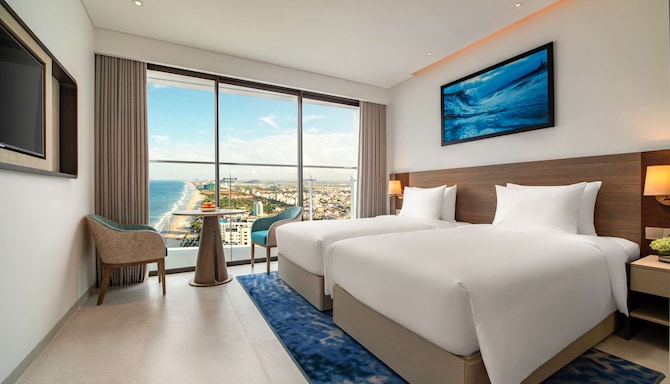Radisson Hotel Danang - Deluxe Room twin beds with ocean view