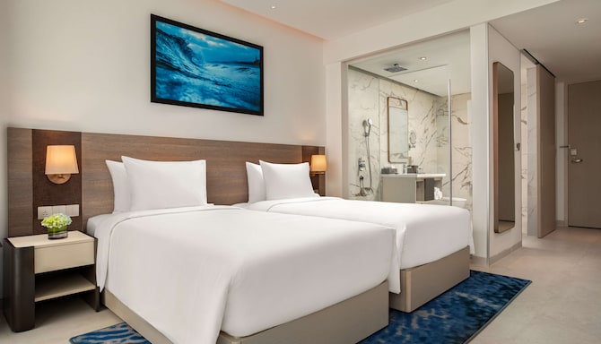Radisson Hotel Danang - Deluxe Room twin beds with ocean view