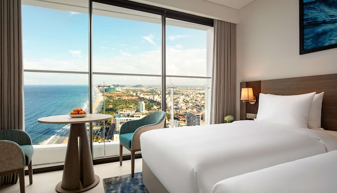 Radisson Hotel Danang - Deluxe Room twin beds with ocean view