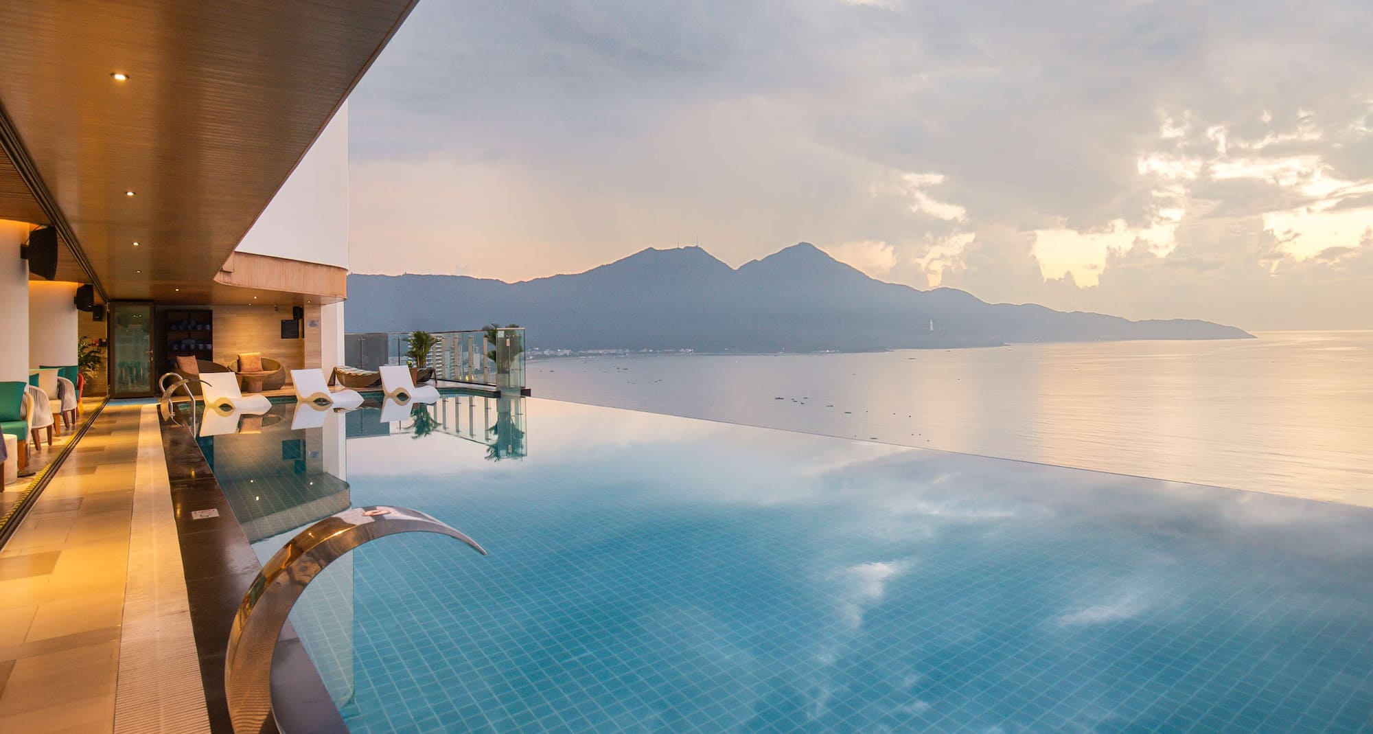 Radisson Hotel Danang - Infinity Pool