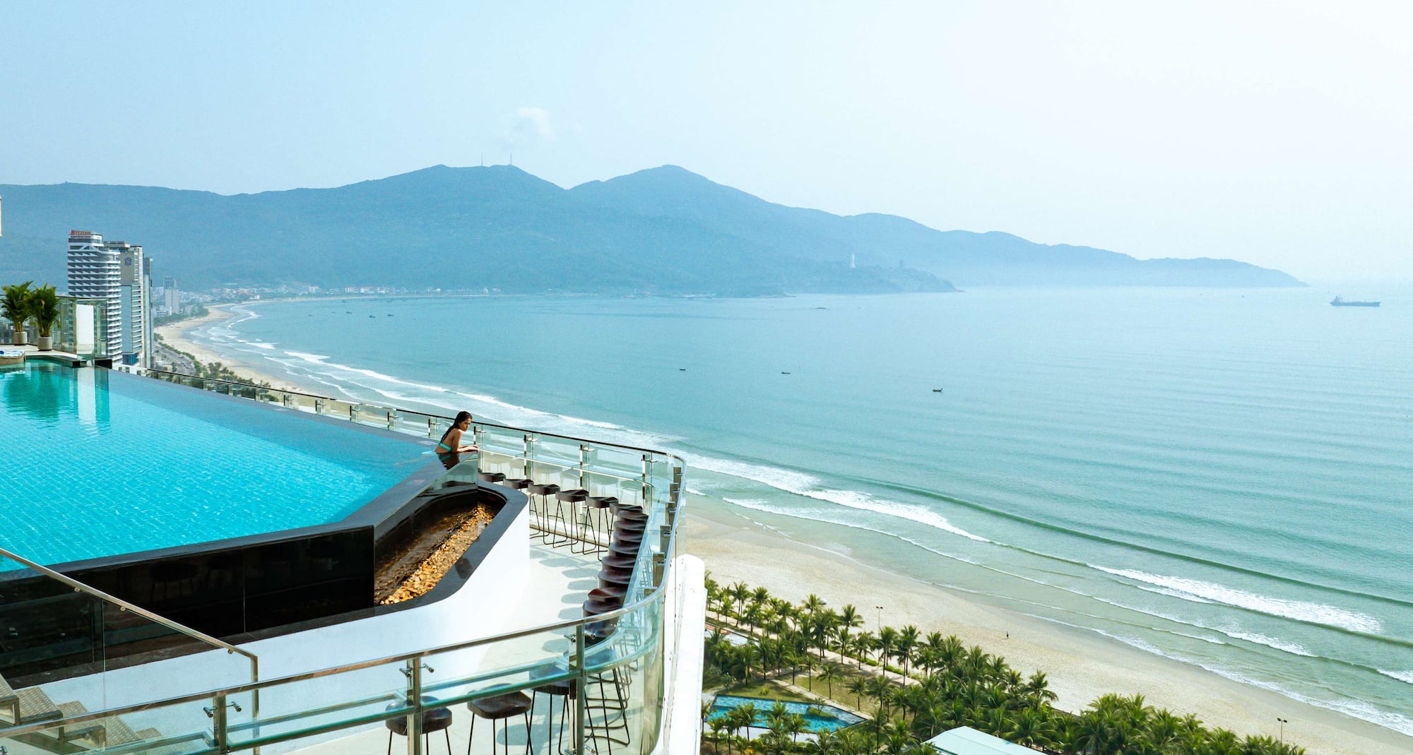 Radisson Hotel Danang - Beachview from pool