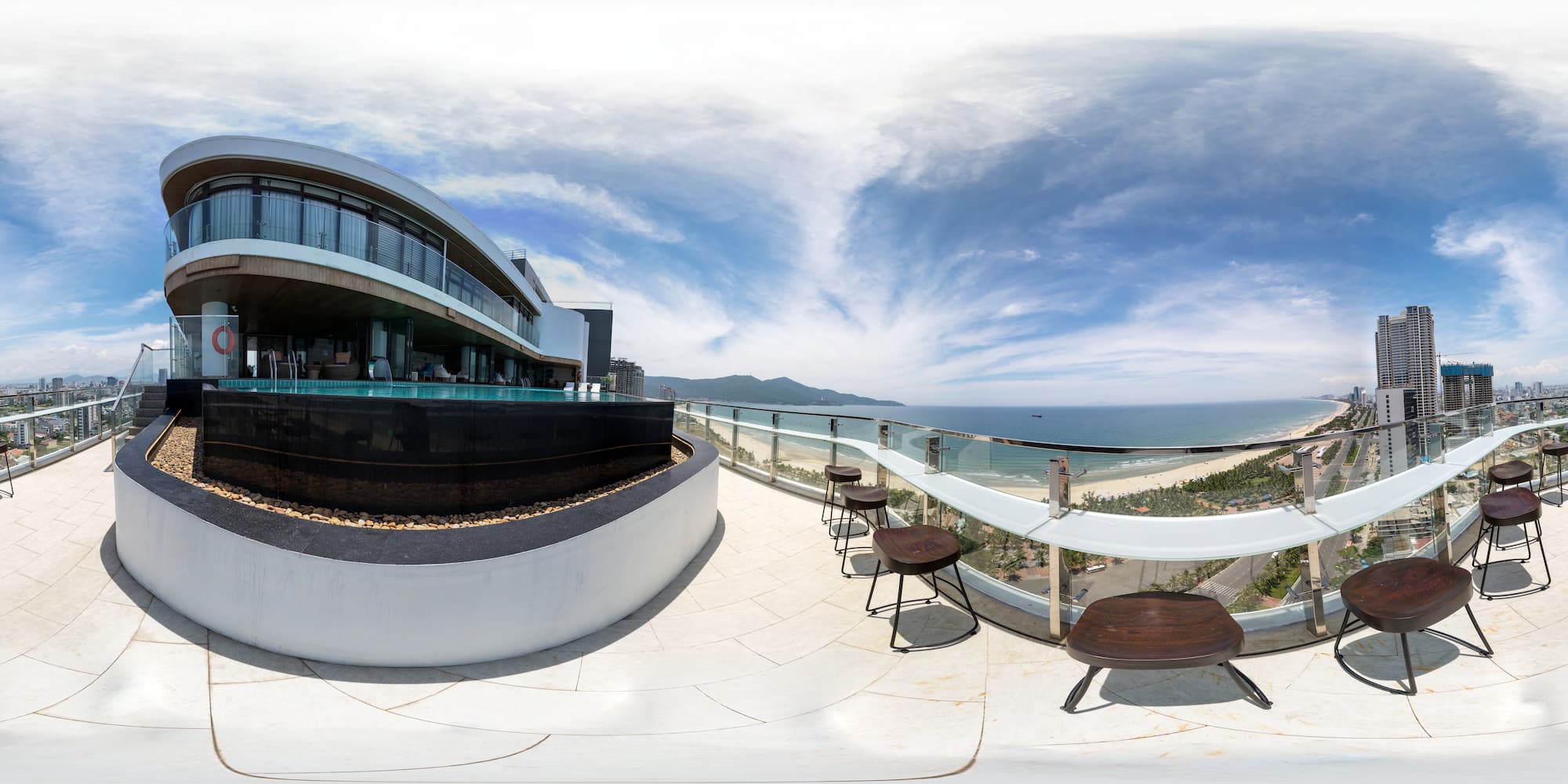 Radisson Hotel Danang - Vivid bar and pool