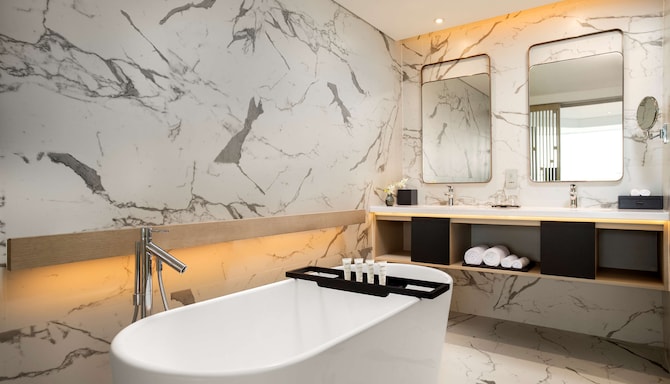 Radisson Hotel Danang - Executive Corner Suite bathroom