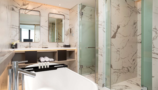 Radisson Hotel Danang - Executive Corner Suite bathroom