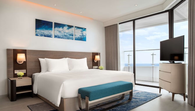 Radisson Hotel Danang - Executive Corner Suite with lounge access & ocean view