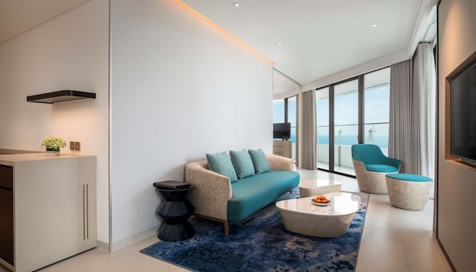 Radisson Hotel Danang - Executive Corner Suite with lounge access & ocean view