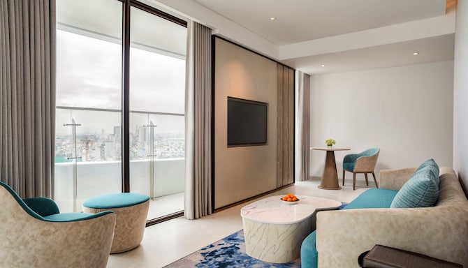 Radisson Hotel Danang - Executive Corner Suite with lounge access & ocean view