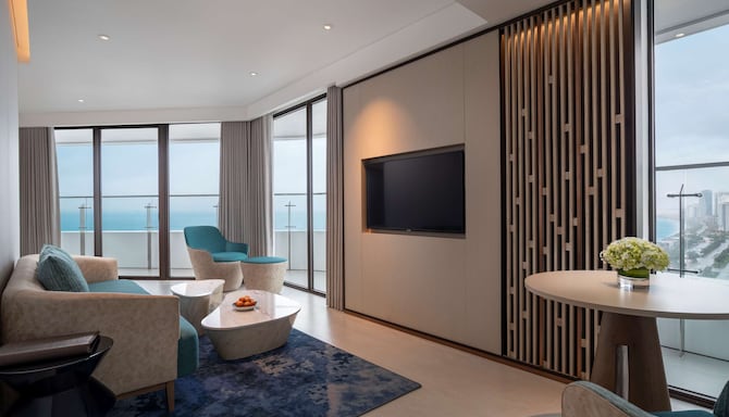 Radisson Hotel Danang - Executive Corner Suite with lounge access & ocean view