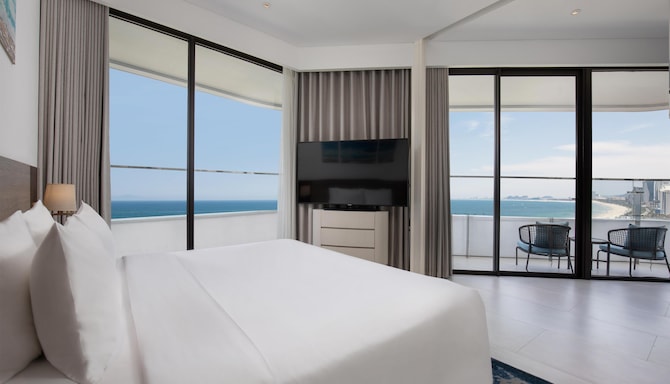 Radisson Hotel Danang - Executive Corner Suite with lounge access & ocean view