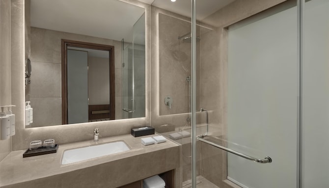 Radisson Hotel Delhi MG Road - Superior Bathroom