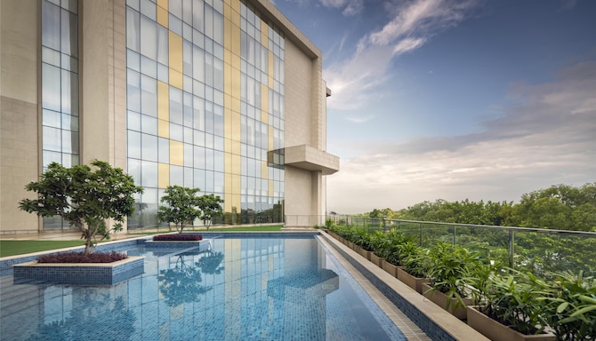 Radisson Hotel Delhi MG Road - Swimming Pool