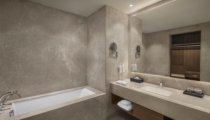 Radisson Hotel Delhi MG Road - Suite Bathroom