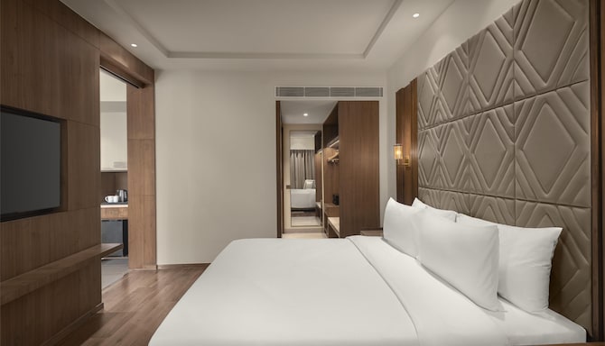 Radisson Hotel Delhi MG Road - Suite Bedroom