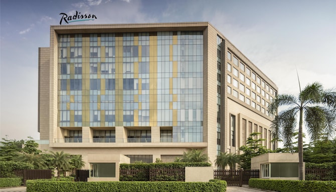 Radisson Hotel Delhi MG Road - Façade Morning View