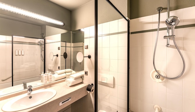 Radisson Hotel Düsseldorf City Center - Bad im Gästezimmer
