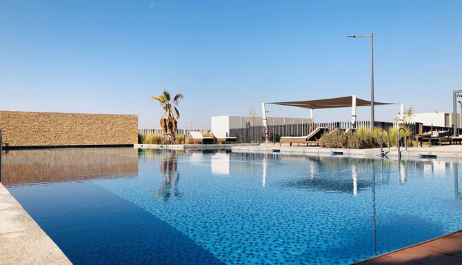 فندق راديسون، دبي داماك هيلز - بار Hills Pool Deck وردهة الشيشة