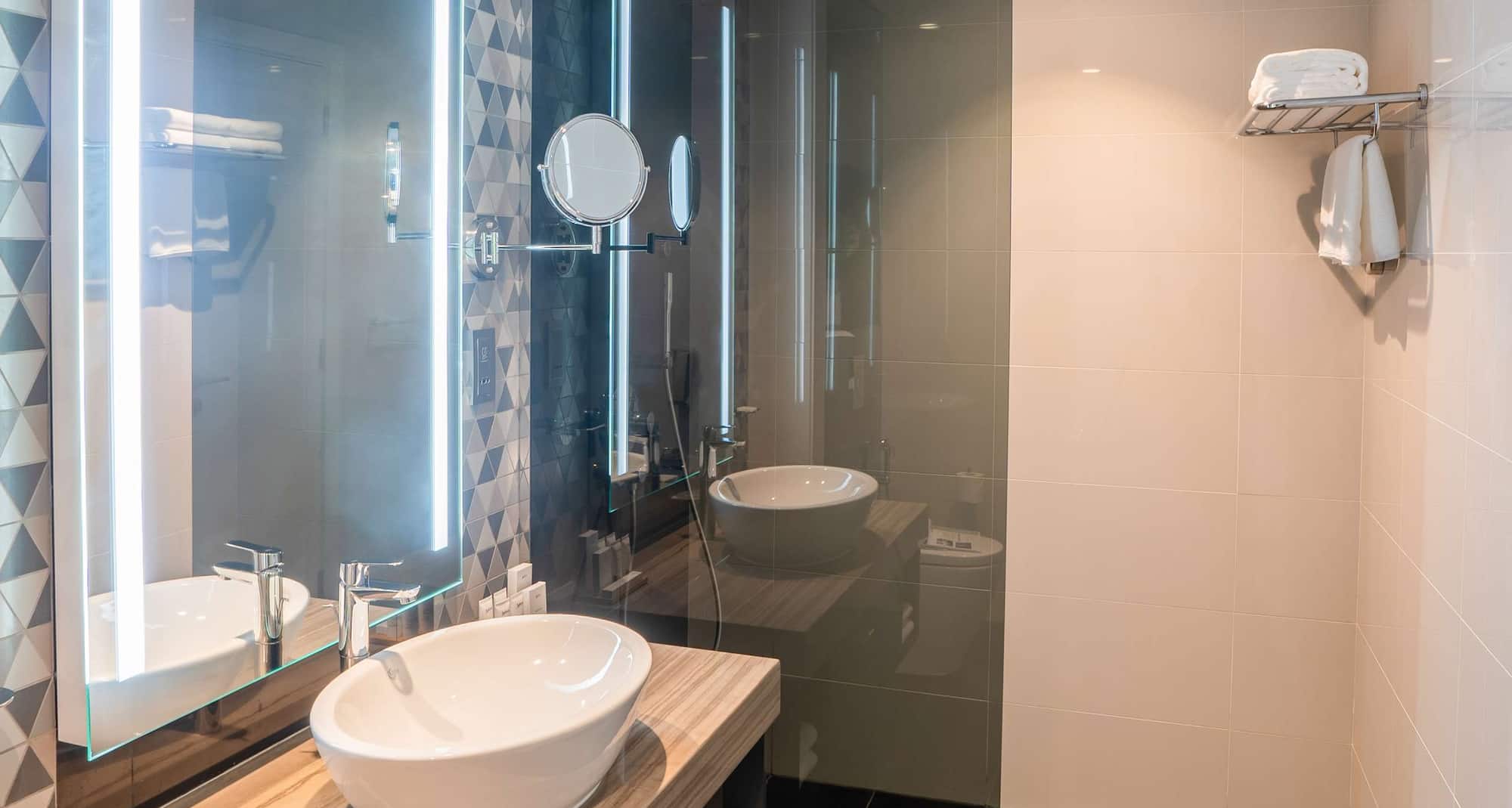 Radisson Hotel Dubai Damac Hills - Bathroom