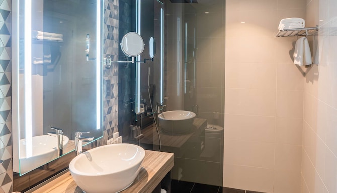 Radisson Hotel Dubai Damac Hills - Guest Room bathroom