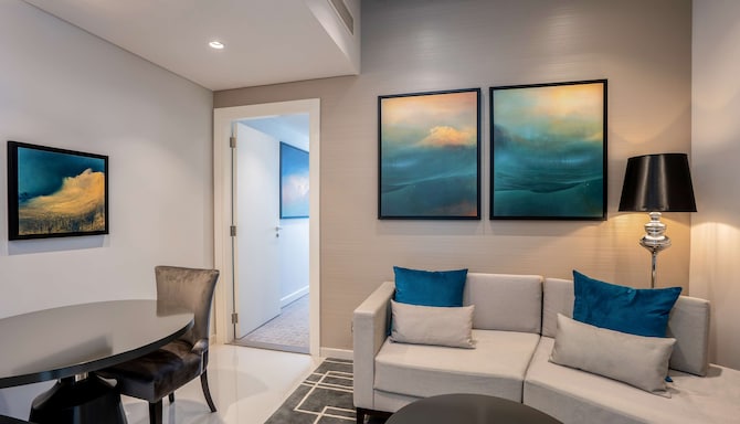 Radisson Hotel Dubai Damac Hills - Superior Room living area