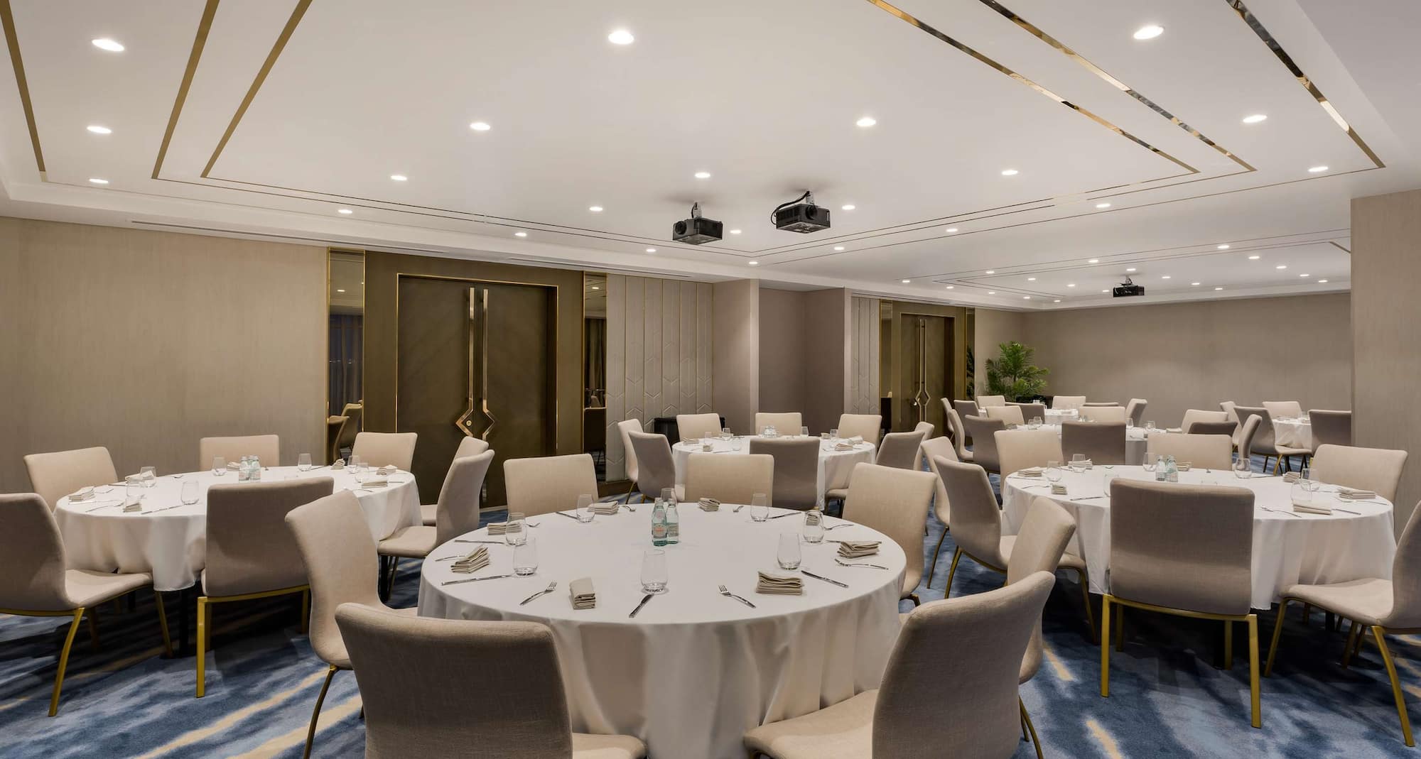 Radisson Hotel Dubai Damac Hills - Eagle Room - banquet / round table set-up