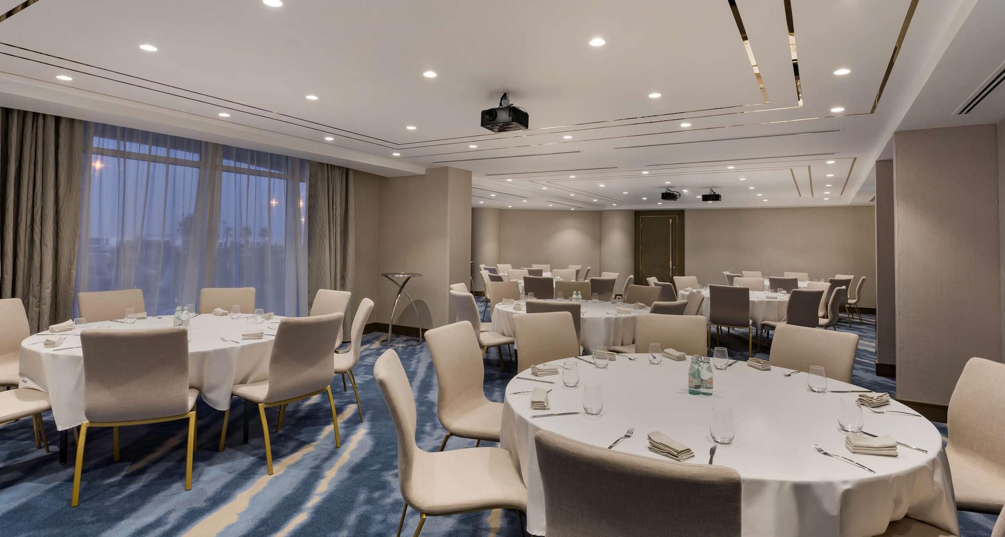 Radisson Hotel Dubai Damac Hills - Eagle Room - banquet / round table set-up