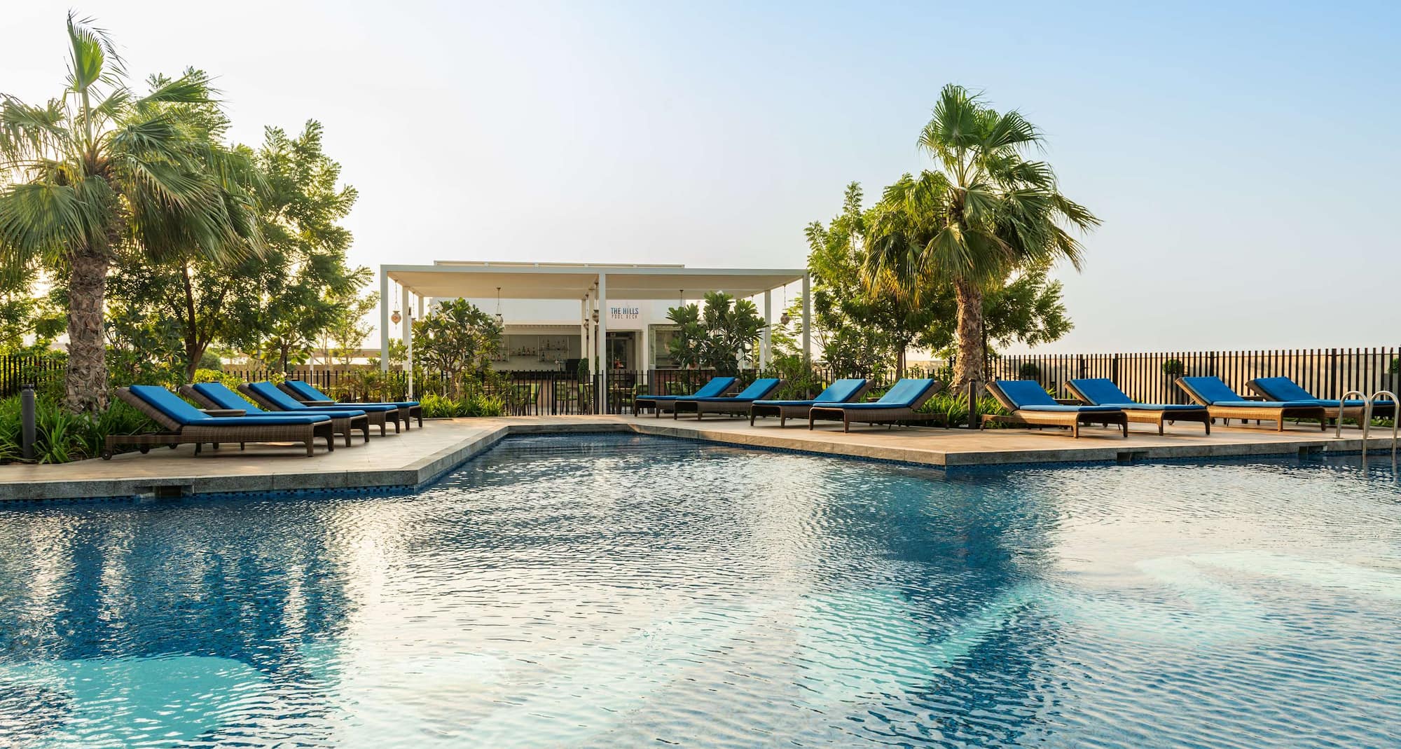 Radisson Hotel Dubai DAMAC Hills - Hills Pool Deck, вид на бассейн и ресторан