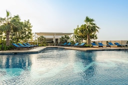 Radisson Hotel Dubai Damac Hills - Hills Pool Deck - Pool & Restaurant view