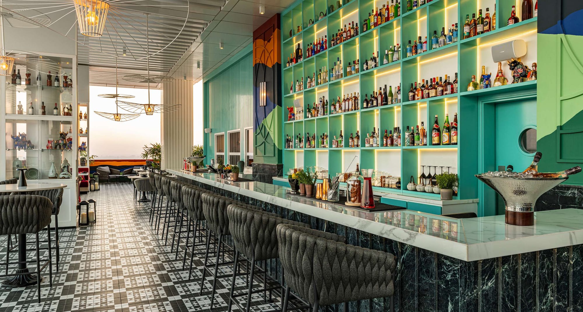 Radisson Hotel Dubai Damac Hills - Bar