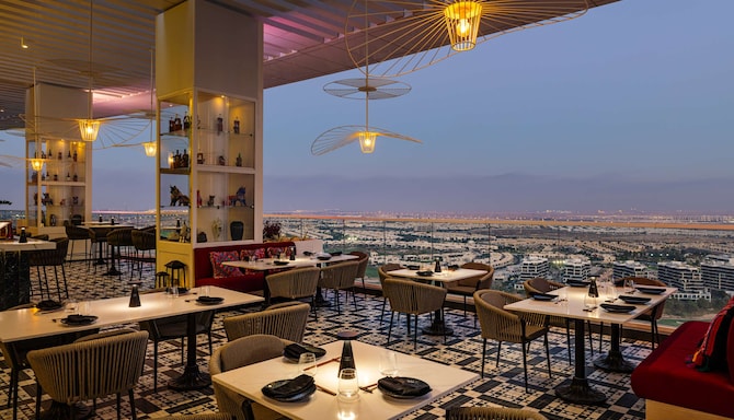 Radisson Hotel Dubai Damac Hills - Restaurant view evening