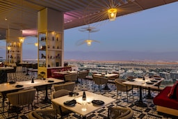 Radisson Hotel Dubai Damac Hills - Restaurant view evening