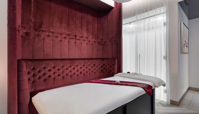Radisson Hotel Dubai Damac Hills - Dreamworks Spa - massage room