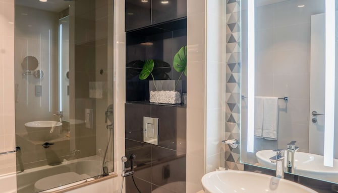 Radisson Hotel Dubai Damac Hills - One Bedroom Suite bathroom