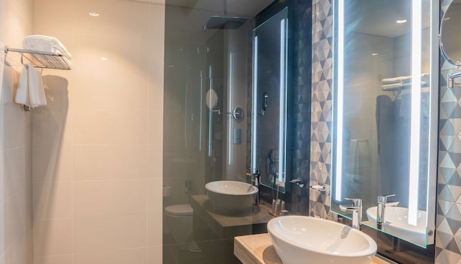 Radisson Hotel Dubai Damac Hills - Suite bathroom