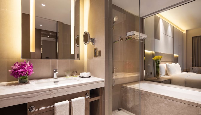 Radisson Hotel Exhibition Center Shanghai - Superior Room Bathroom