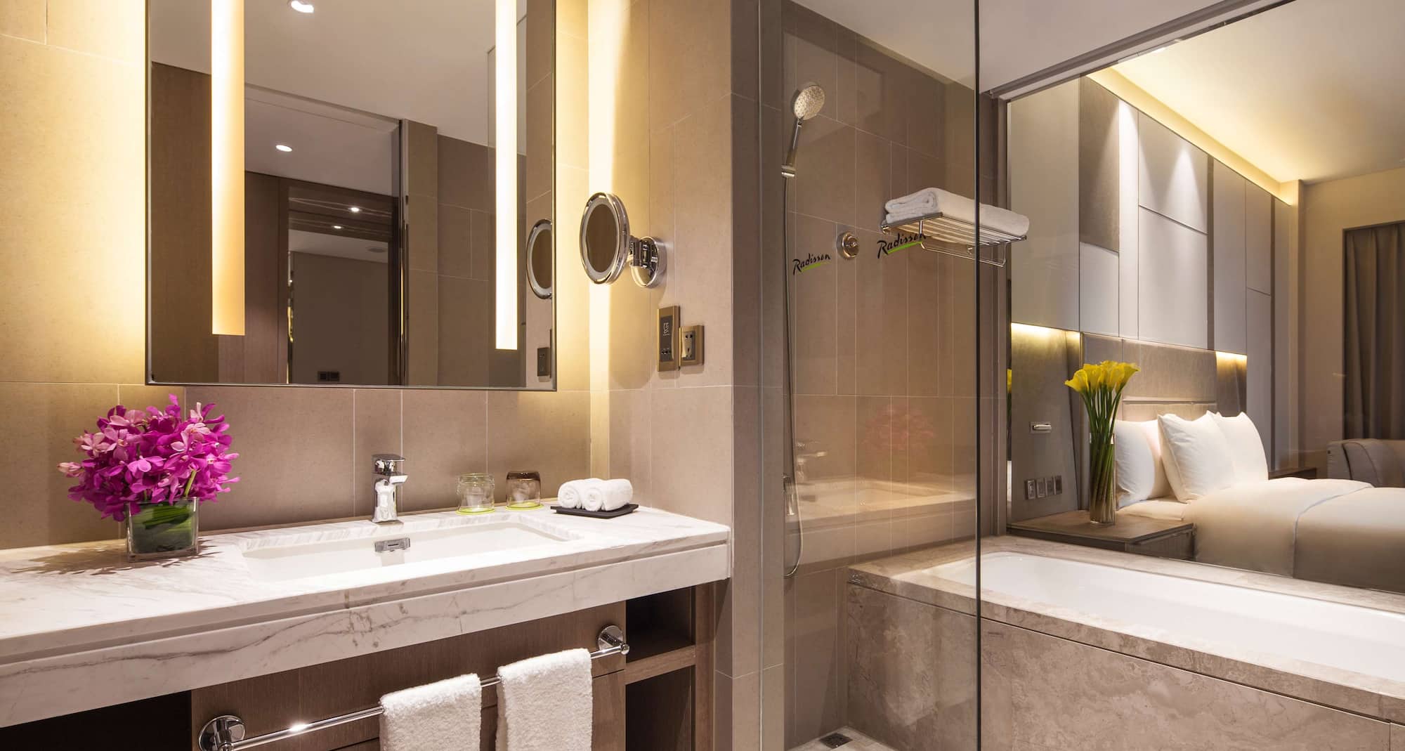 Radisson Hotel Exhibition Center Shanghai - Superior Room Bathroom