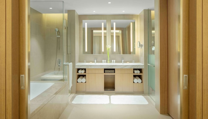 Radisson Hotel Exhibition Center Shanghai - Suite bathroom