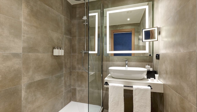 Radisson Hotel Ferrara - Guest room bathroom