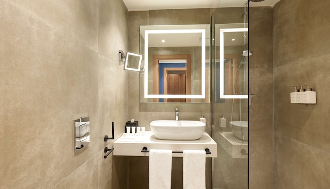 Radisson Hotel Ferrara - Suite bathroom