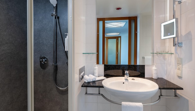 Radisson Hotel Fürst Leopold Dessau - Guest room bath