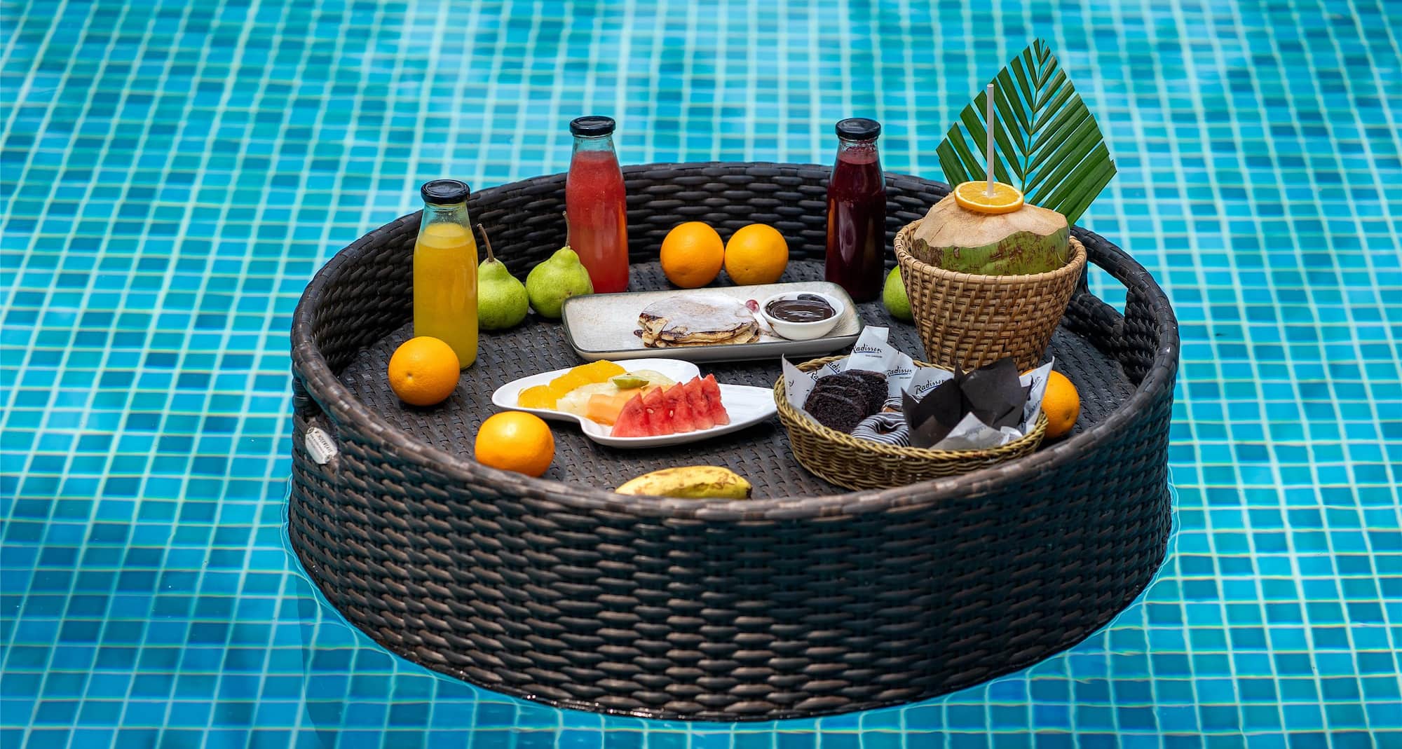 Radisson Hotel Goa Candolim - Breakfast at the pool