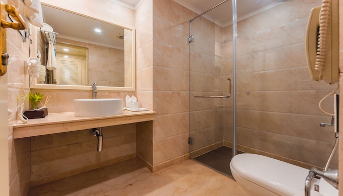 Radisson Hotel Goa Candolim - Standard Room bathroom