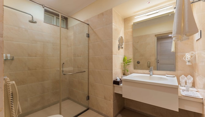 Radisson Hotel Goa Candolim - Superior Room bathroom