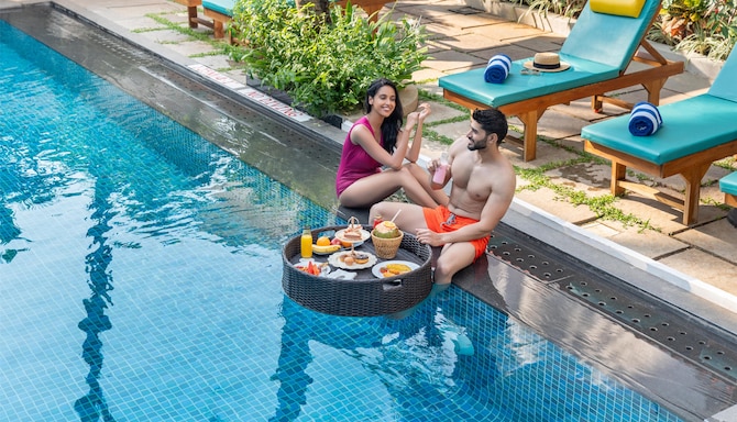 Radisson Hotel Goa Candolim - Pool Couple Floating Breakfast