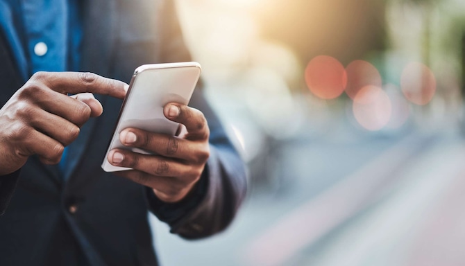 Radisson Hotel Group - FAQ - Man with phone