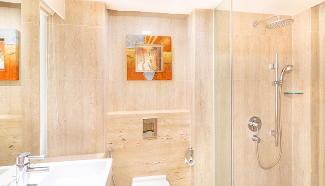 Radisson Hotel Gurugram Sohna Road City Center - Guestroom Bathroom