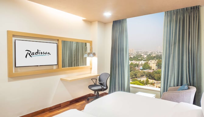 Radisson Hotel Gurugram Sohna Road City Center - Deluxe Twin Bedroom