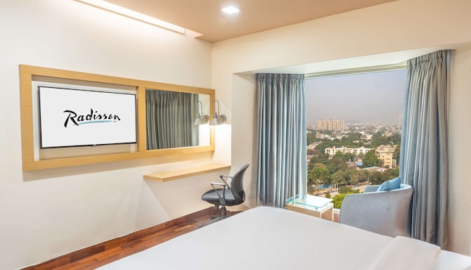 Radisson Hotel Gurugram Sohna Road City Center - Deluxe King Bedroom