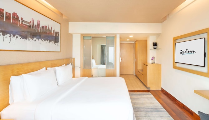 Radisson Hotel Gurugram Sohna Road City Center - King Bedroom Detail